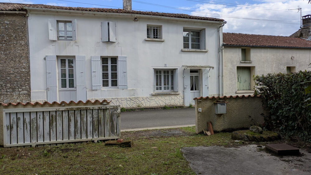 Maison à rénover située à Saint-Simon-De-Péllouaille