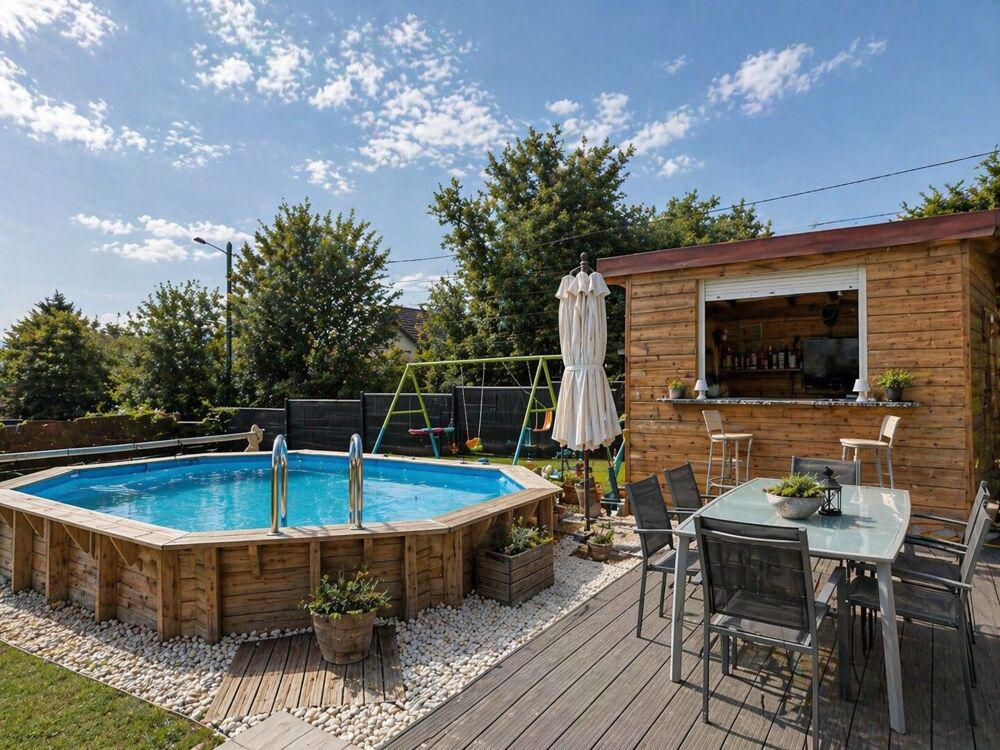 Echenevex : maison familiale avec piscine au coeur du village