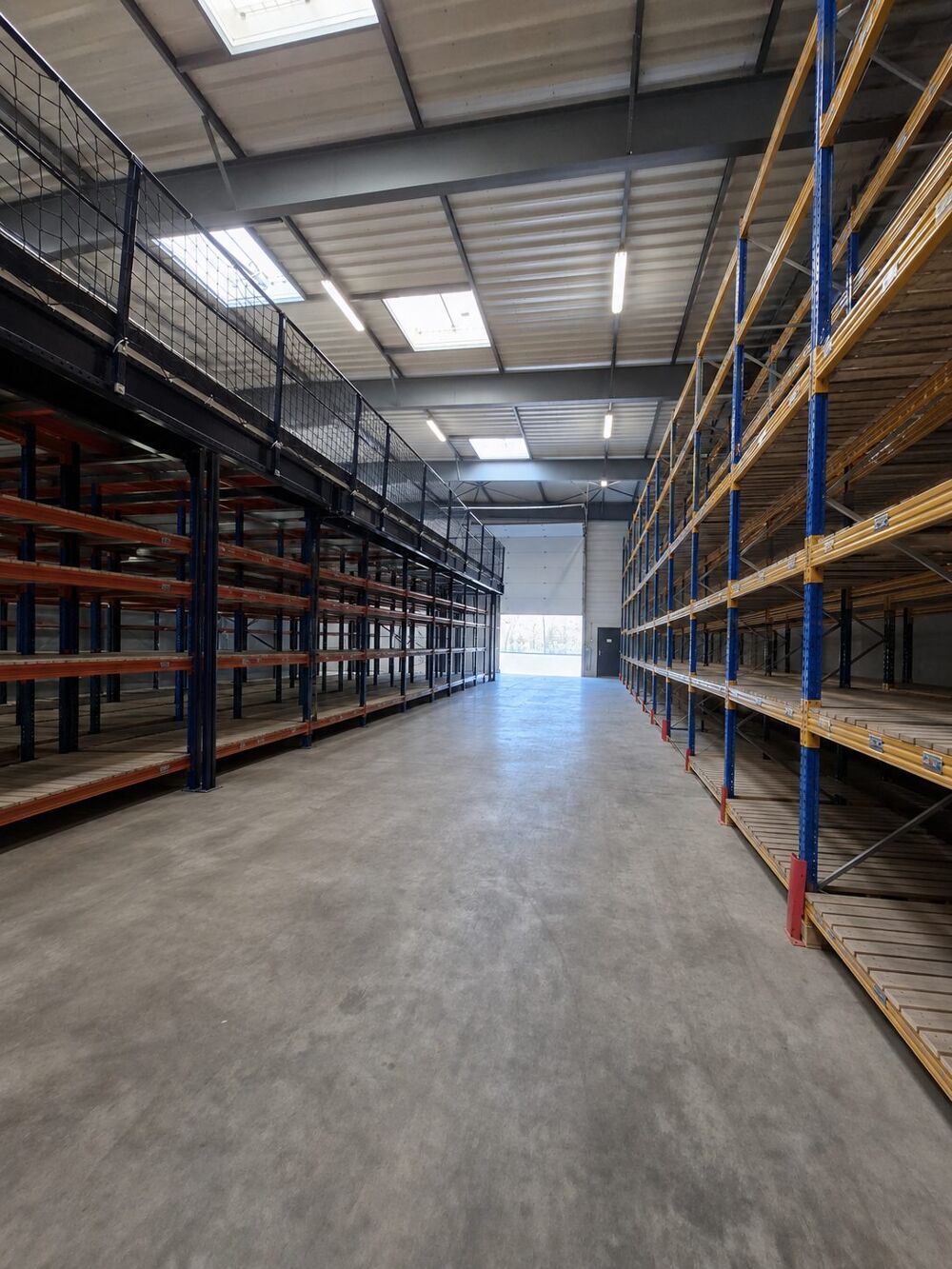   VANNES EST – Local d'activité d'environ 820 m² avec terr 