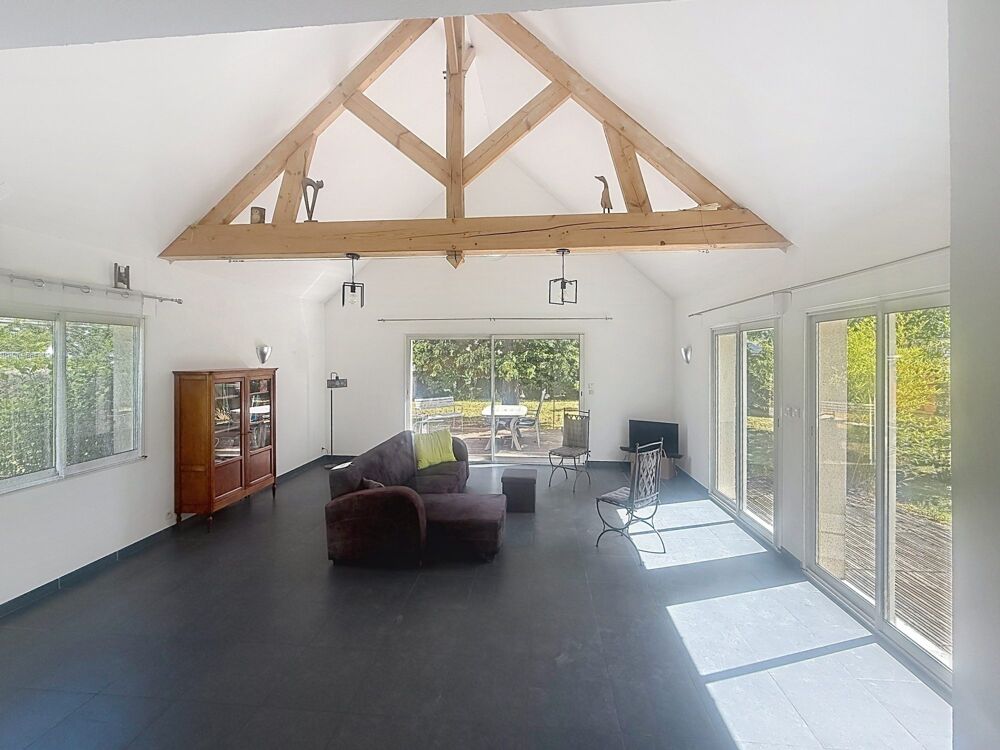 Maison avec grand espace de vie et 2 chambres de plain pied.