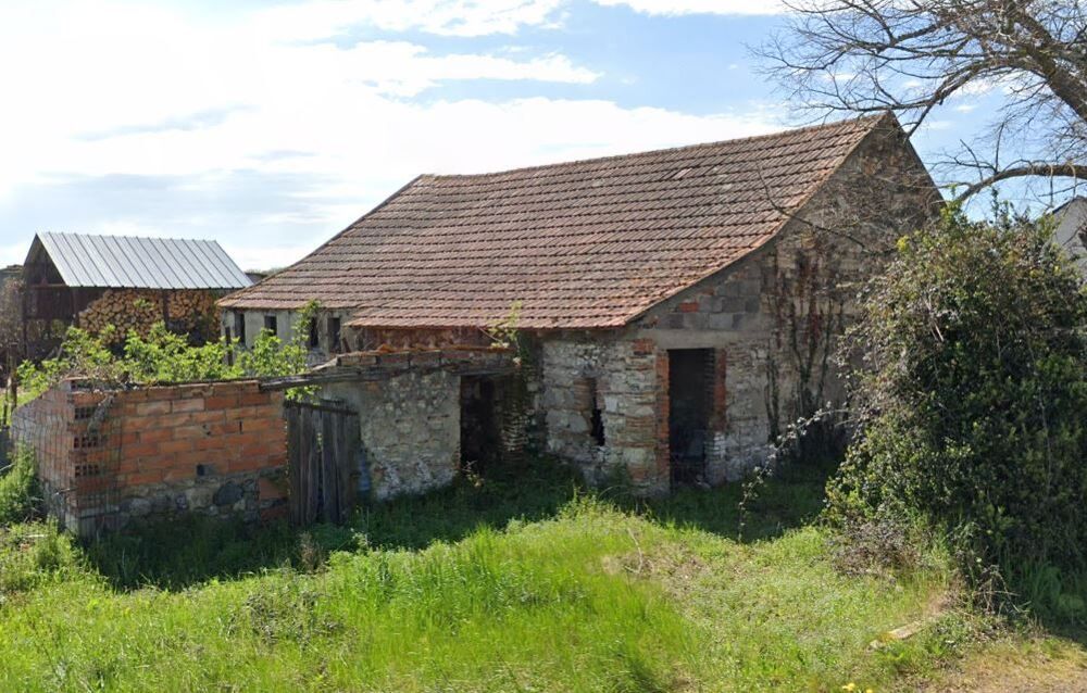   Terrain constructible avec grange 