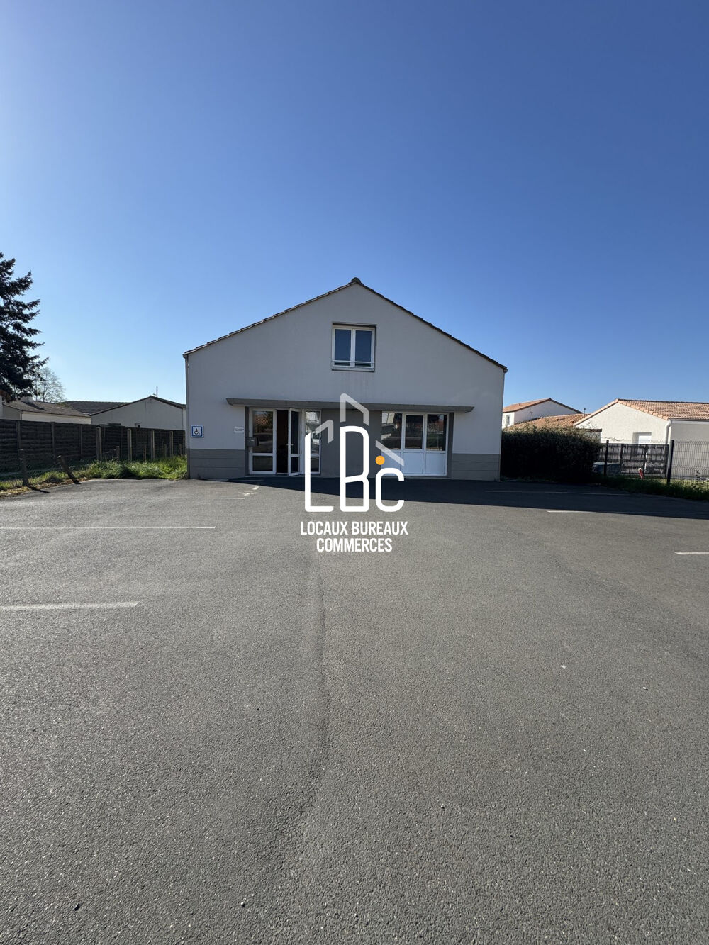   La Chevrolière - LOCAL PROFESSIONNEL 95 m² aménagés à vend 