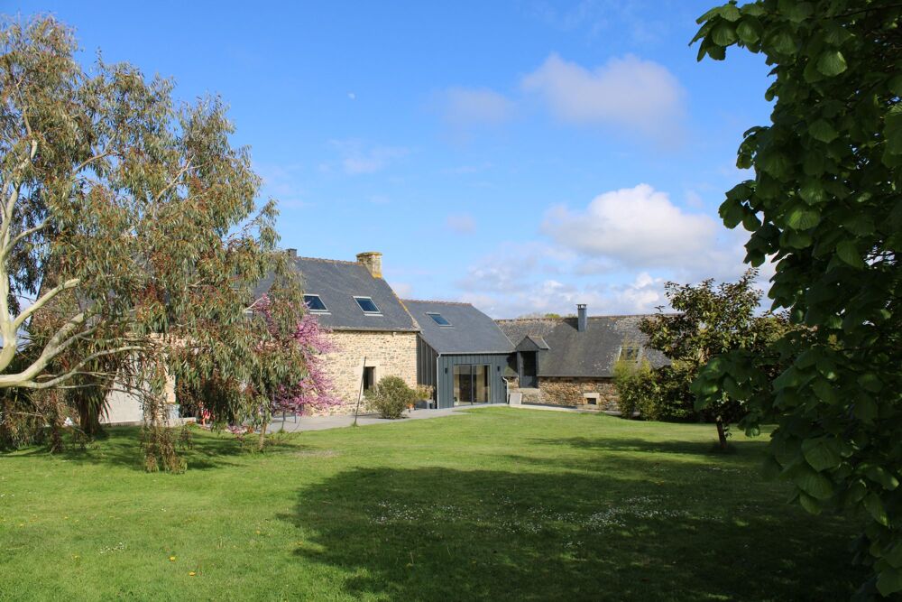 ENSEMBLE DE BATIMENTS EN PIERRES SUR 3Ha