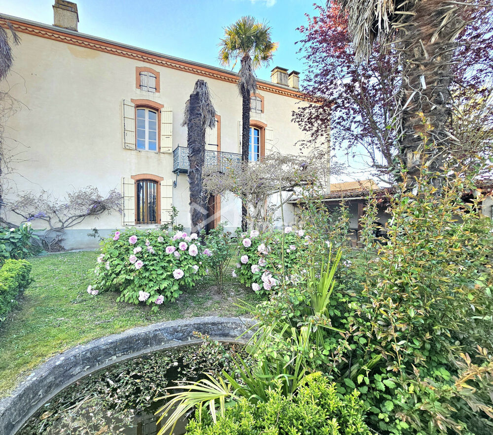 Maison de caractère avec dépendances et garages