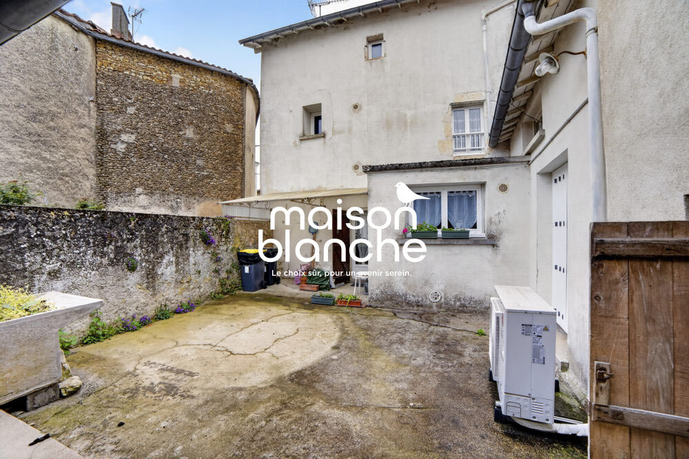 Maison de bourg avec terrain clos et dépendances