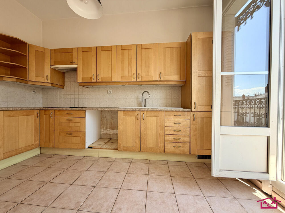 DERNIER ETAGE AVEC ASCENSEUR DANS IMMEUBLE HAUSSMANNIEN