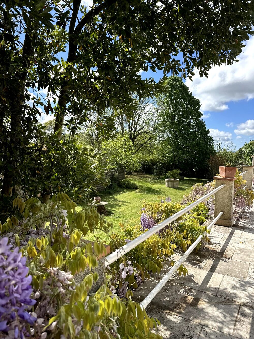 Belle maison en pierre avec magnifique jardin et maison d'amis