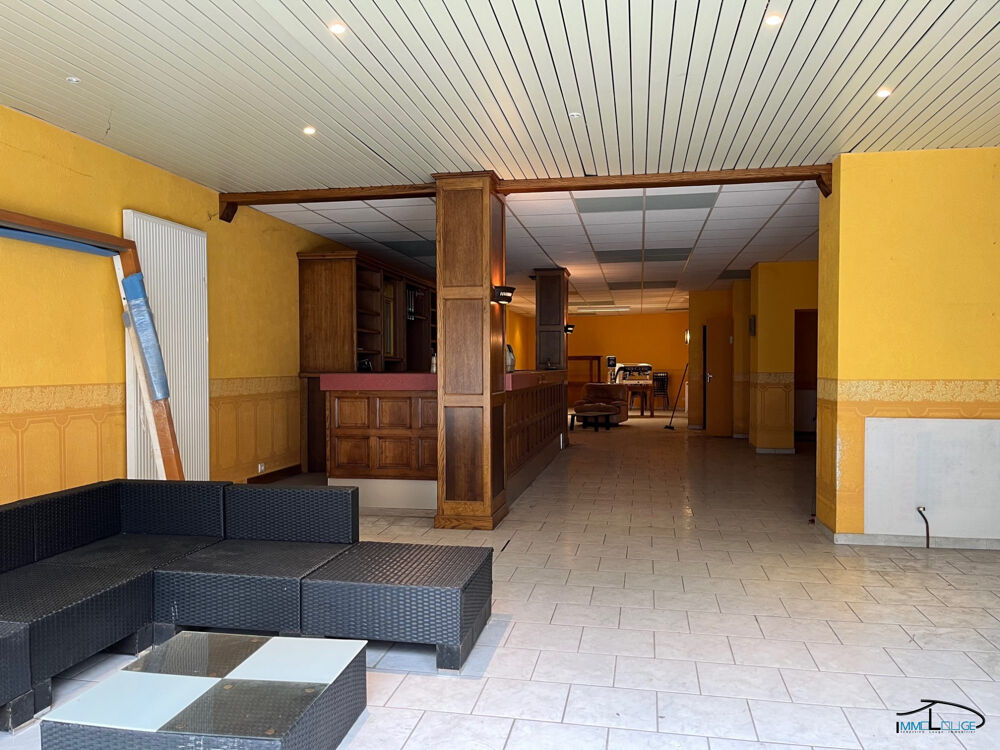 Immeuble composé d'un bar et de deux appartements