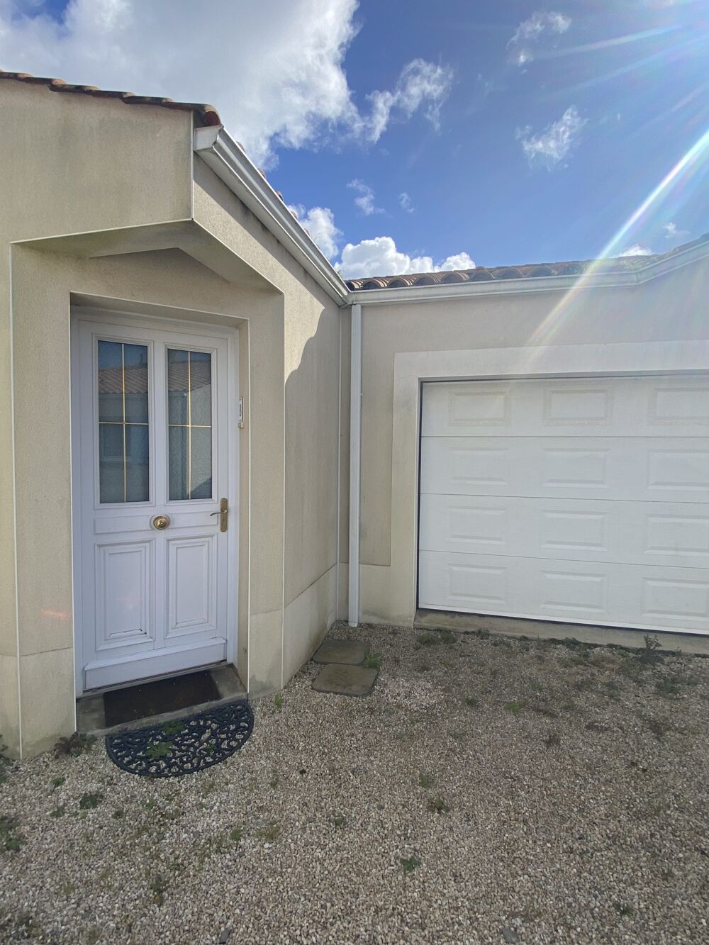 Vairé. Maison de 2 chambres avec garage, jardinet et parking.