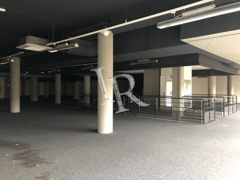   Local commercial d'environ 1000 m² en centre-ville du Puy-en-Ve 