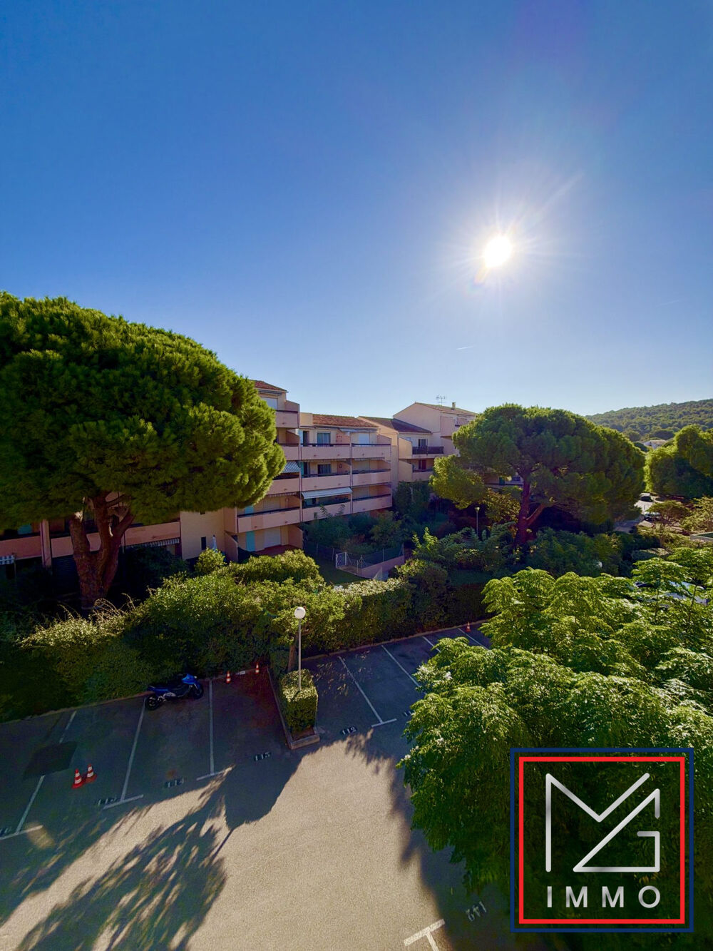 SANARY, 10 MNS A PIED DU CENTRE-VILLE, GRAND T2 REFAIT A NEUF EN