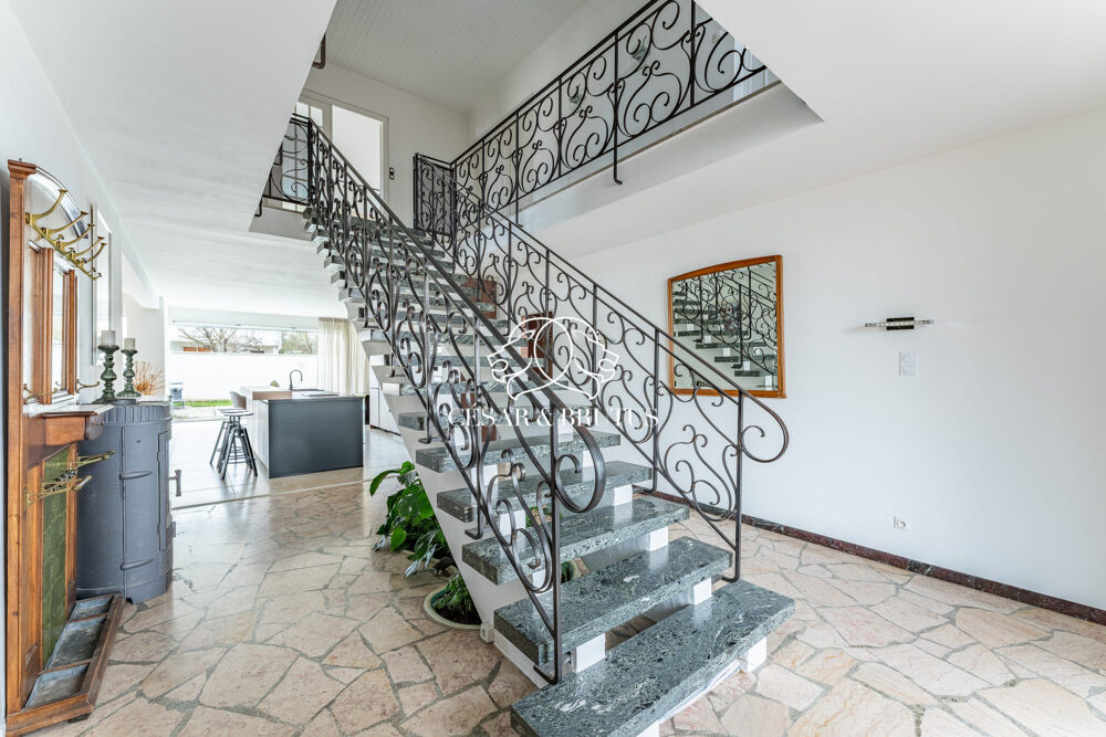 Maison de 350 m² avec piscine et appartement T2 indépendant