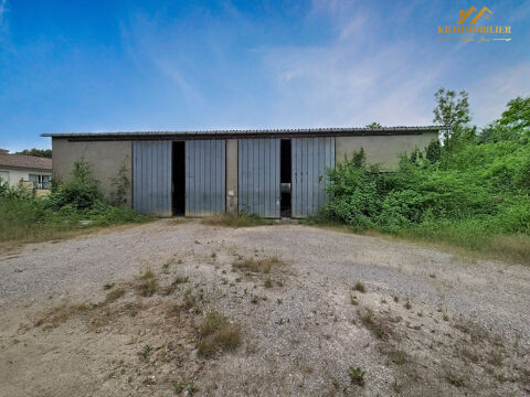   entrepôt sur un terrain constructible de 4 999 m² 