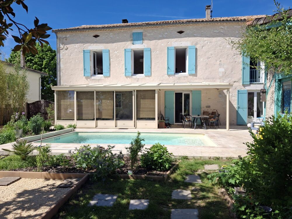 Grande maison de village avec jardin et piscine