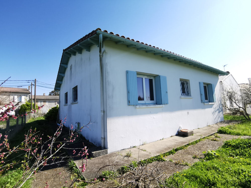 Médis  charmante maison à rénover sur un grand terrain.
