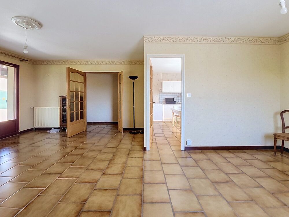 Maison de plain pied avec sous-sol et piscine