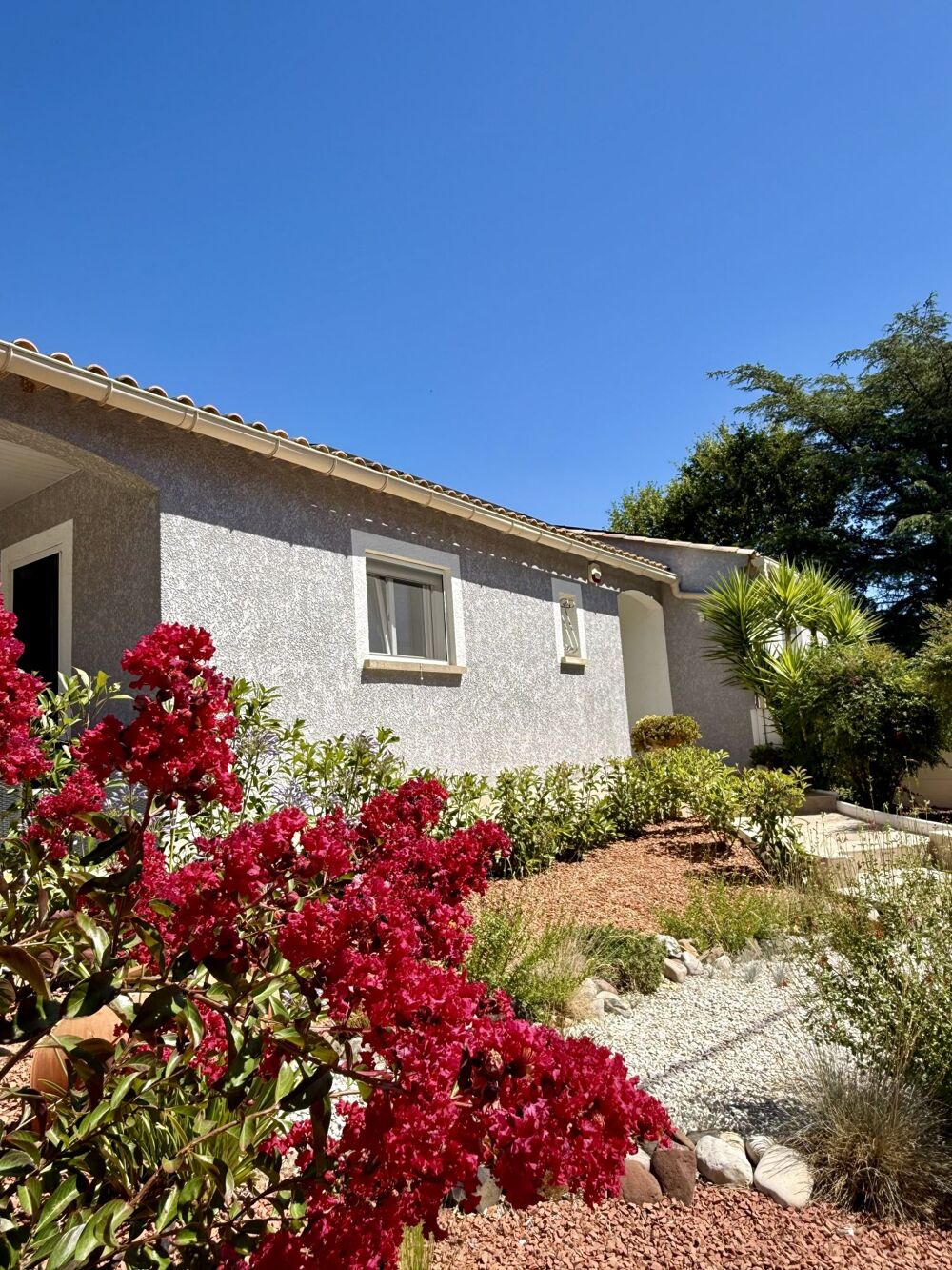 Villa contemporaine de 137 m² avec piscine, appartement indépe