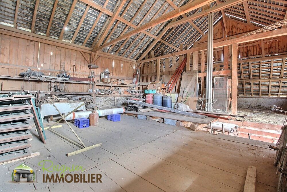 Ferme savoyarde à rénover d'environ 420,24m² utiles, le tou
