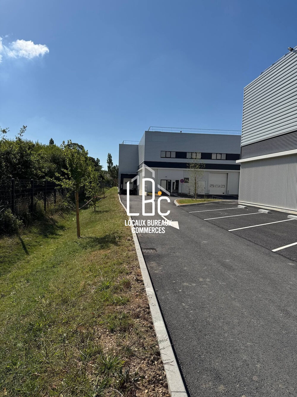   Aéroport Nantes Atlantique 401 m² à louer avec bureaux et ent 