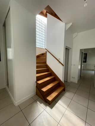  Maison à louer 6 pièces 230 m²