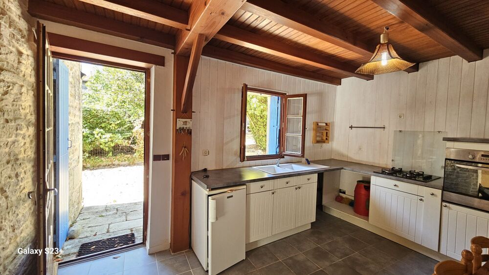 CHARMANTE MAISON EN PIERRE AU COEUR DU MARAIS POITEVIN