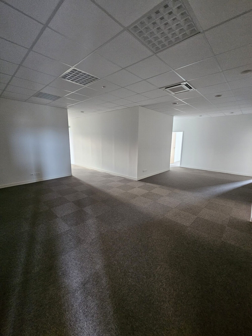   A SAINTES Rive gauche, Bureaux neufs 220 m² Saintes