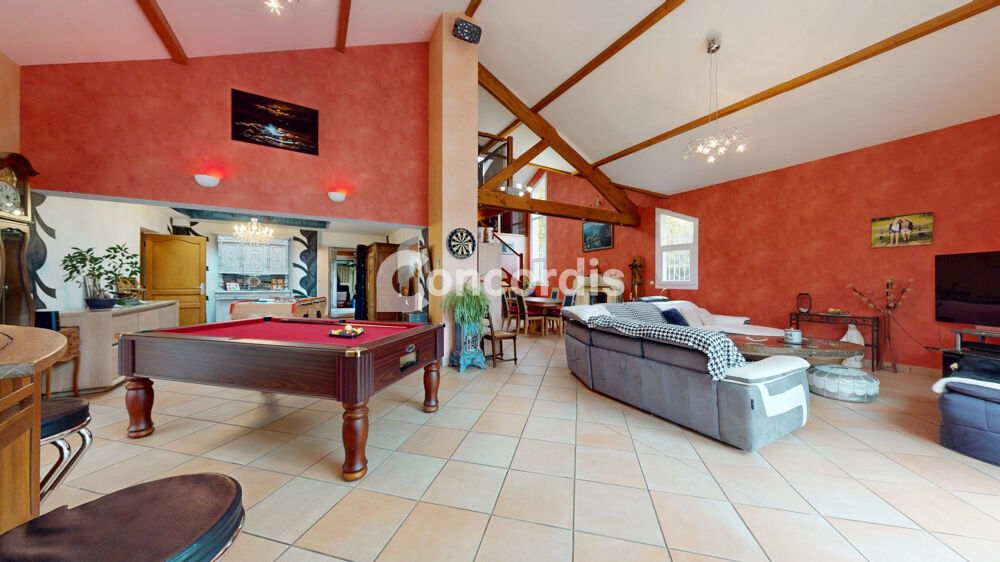Maison 220 m² sur terrain constructible de 5 550 m²