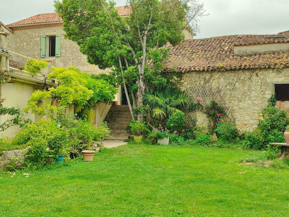 Belle maison en pierre avec magnifique jardin et maison d'amis