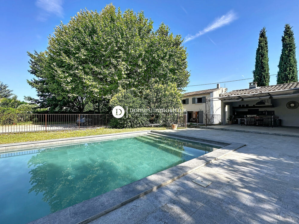 Propriété avec piscine et dépendances