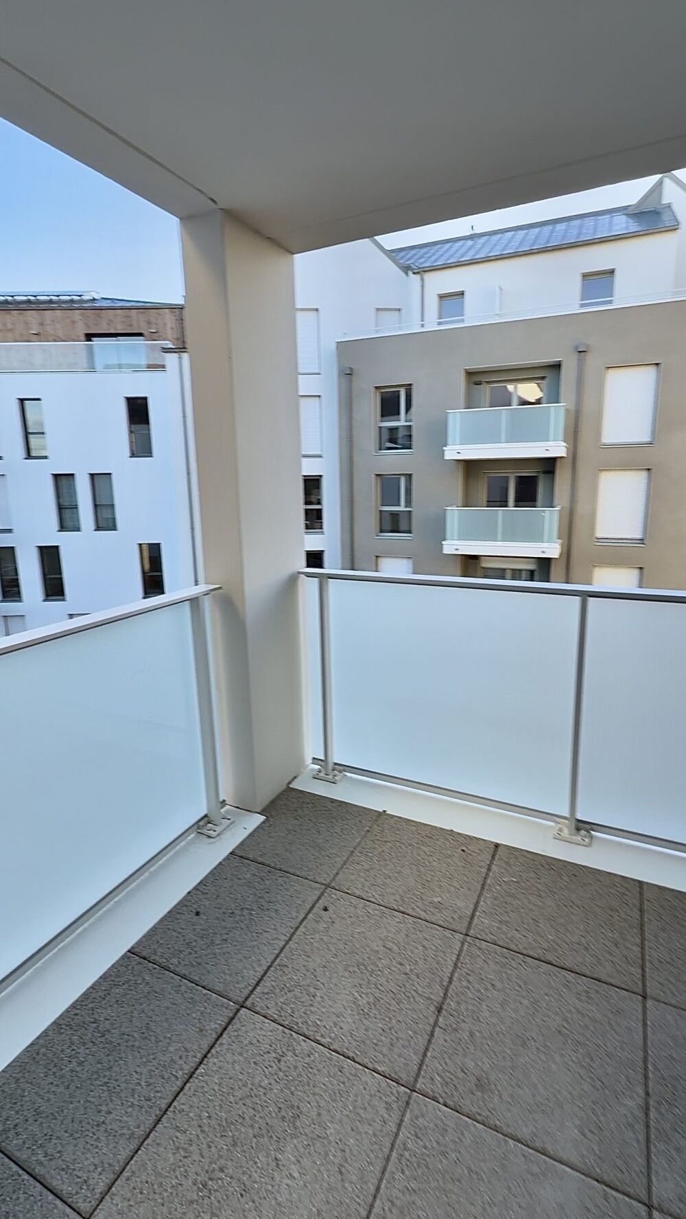 T3 neuf traversant double balcon