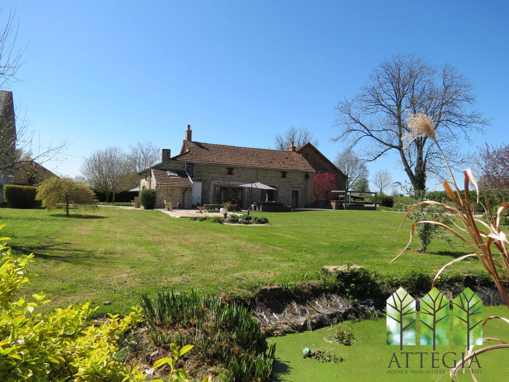 Superbe Propriété en Pierre avec Jardins Impeccables et Dépen