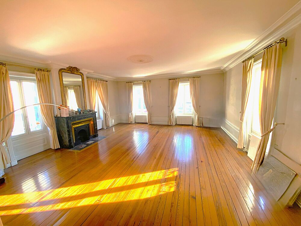 APPARTEMENT BOURGEOIS AU PROMENOIR