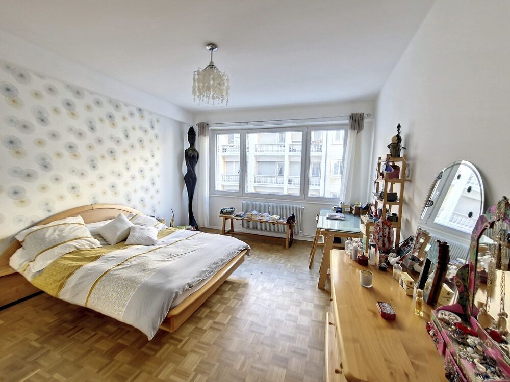 Prox. Orangerie, Beau 3 Pièces en étage, rénové, avec grands