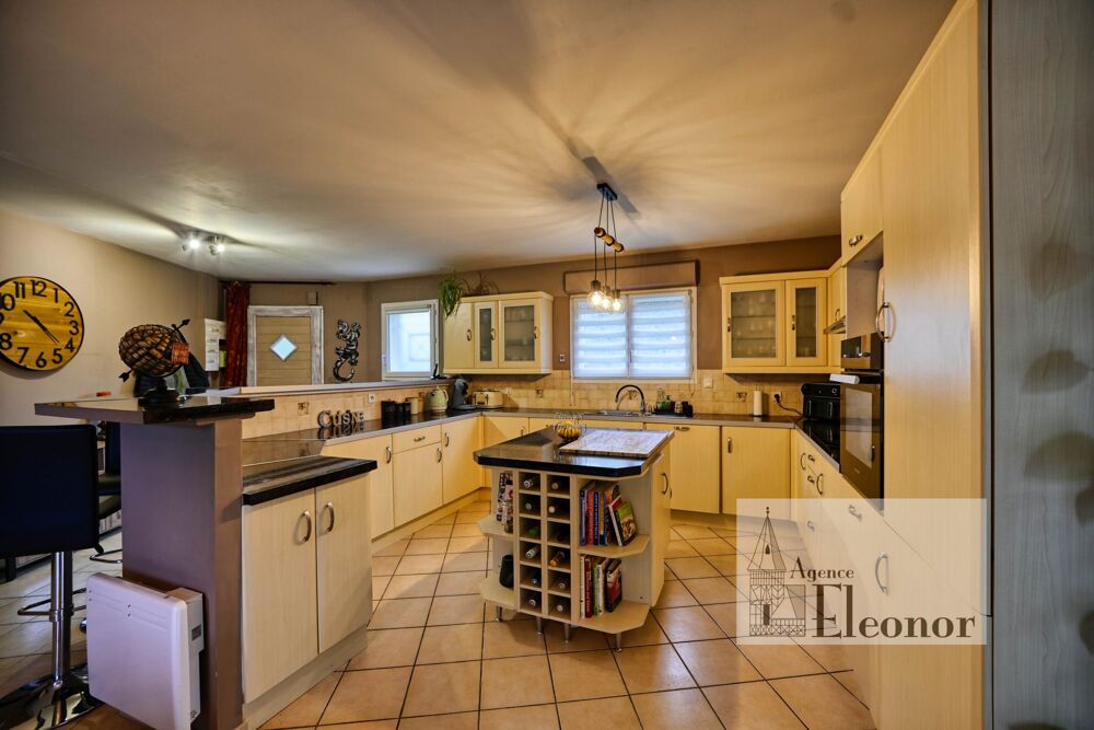 Maison contemporaine de plain-pied avec grand terrain  Proche