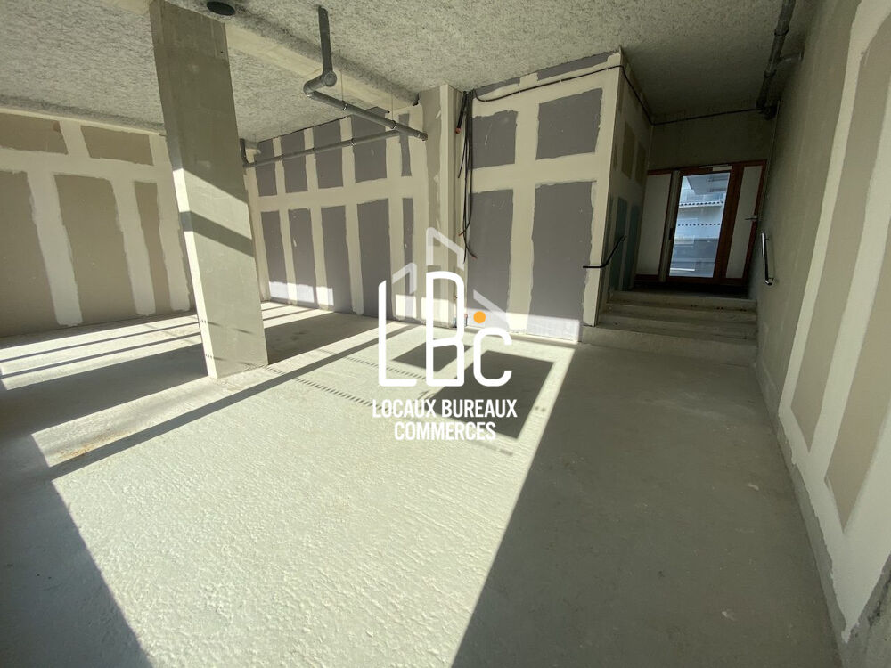   Nantes Est - À louer local commercial neuf 67 m² 