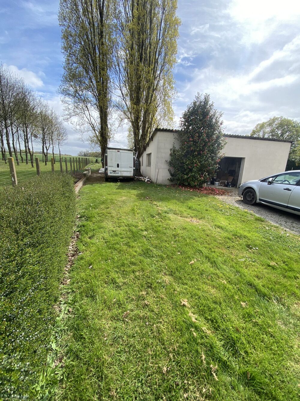 Maison bien située avec superbe terrain et grande dépendance