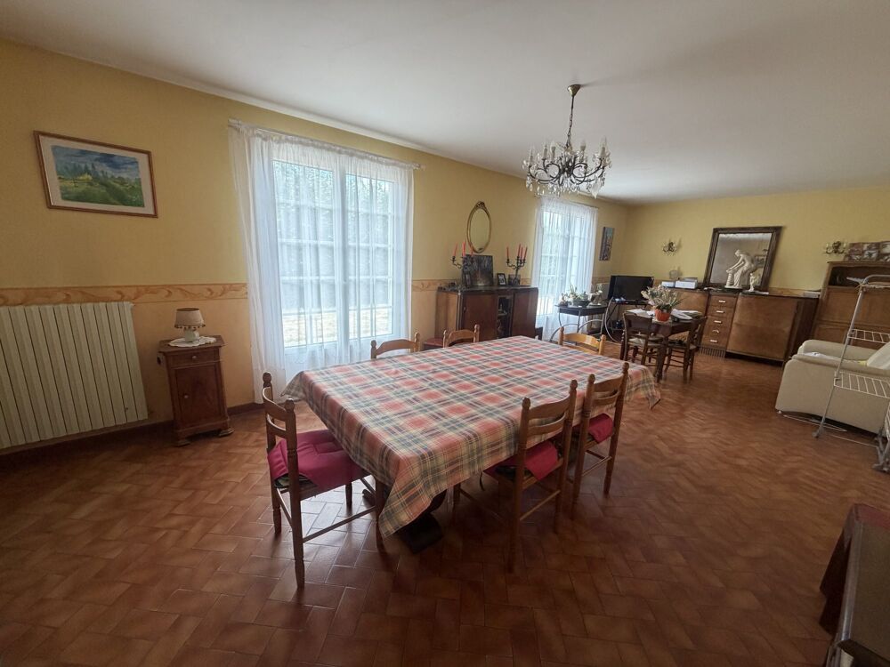 Maison bien située avec superbe terrain et grande dépendance
