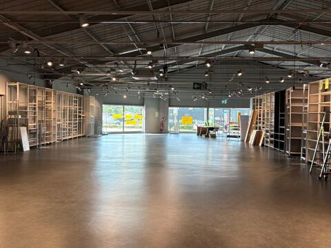   EXCLUSIVITE // VANNES OUEST - Local commercial de 740 m² enviro 