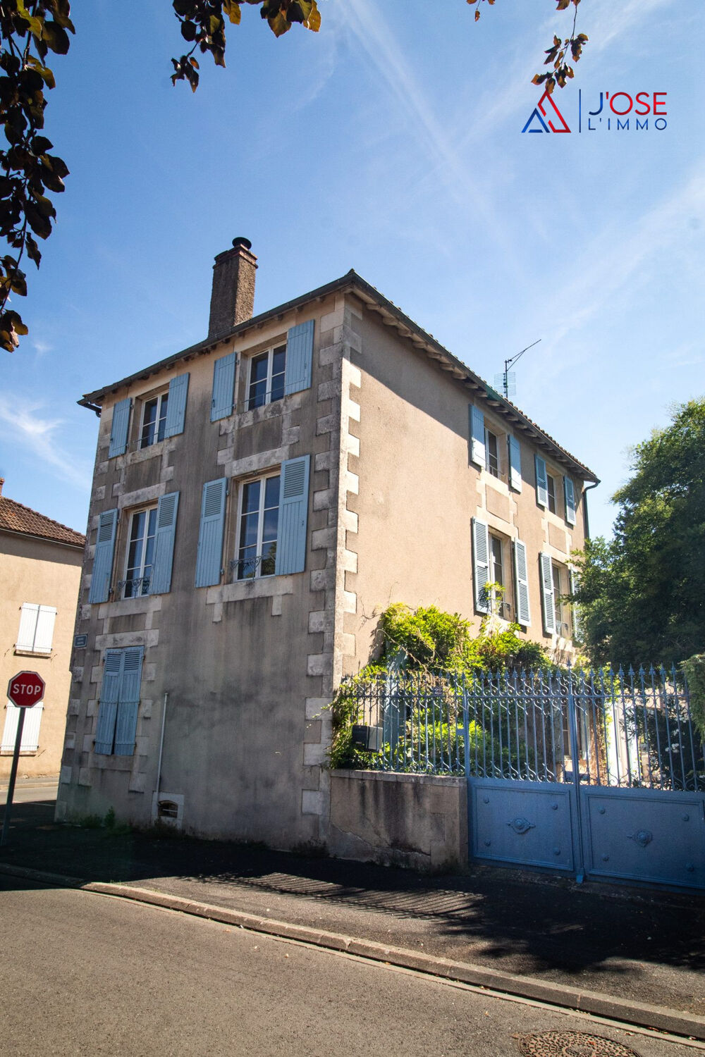 Grande maison de ville avec jardin, studio indépendant et garag