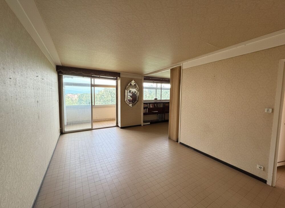 APPARTEMENT T4 A RENOVER AVEC LOGGIAS