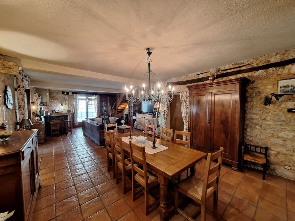 Maison de village en pierre avec cour et garage.