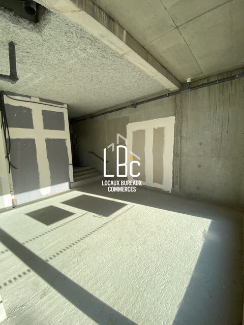   Nantes Est - À louer local commercial neuf 67 m² 