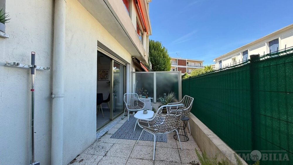 Un superbe appartement studio rénové avec une grande terrasse