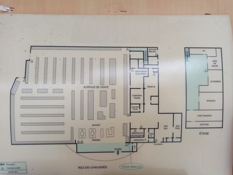 LOCATION GRAND LOCAL 1.650m&sup2; - CHALUS 6440 87230 Châlus