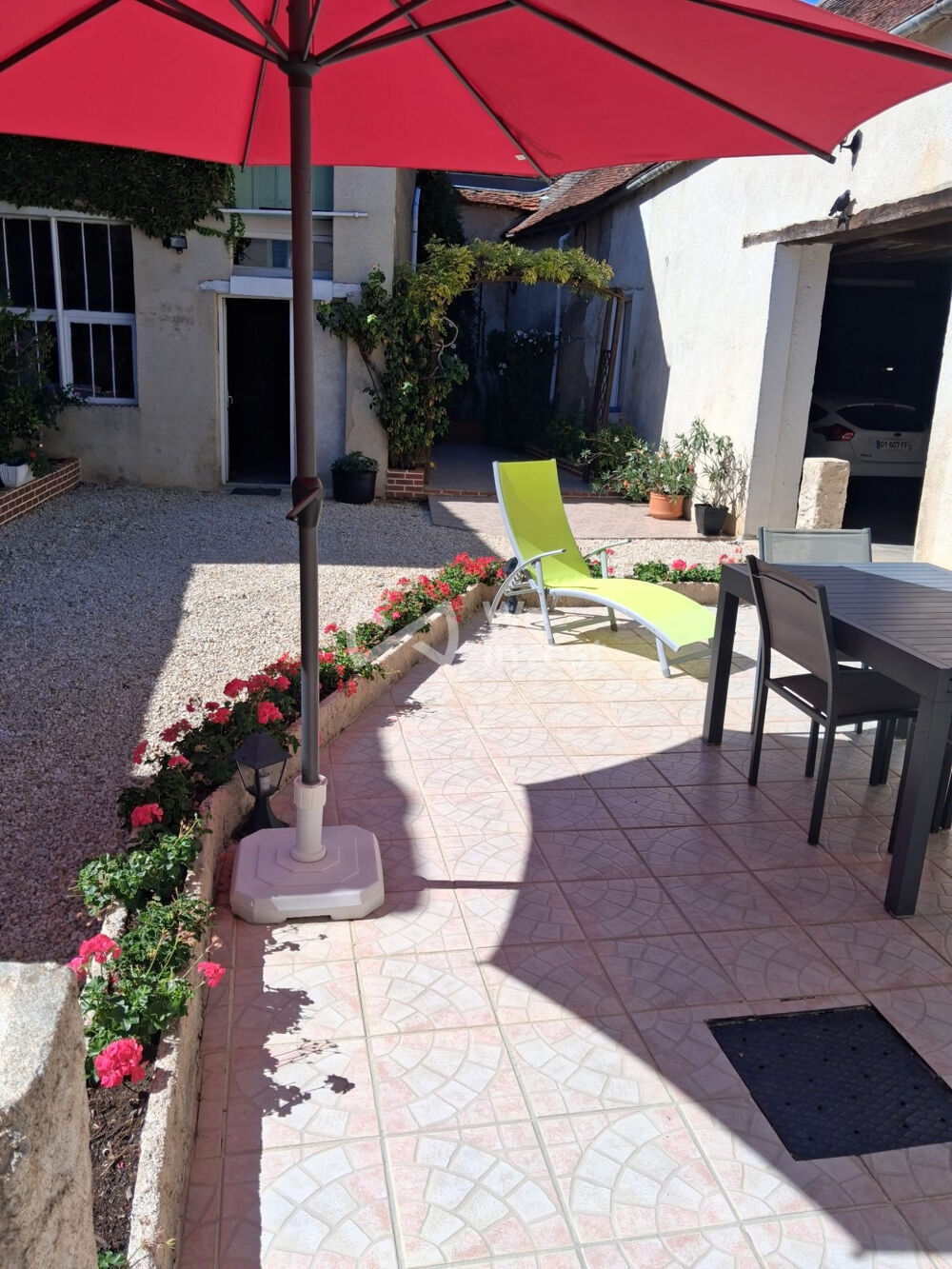 Chaleureuse Villageoise F6 + nombreuses dépendances + Très bon