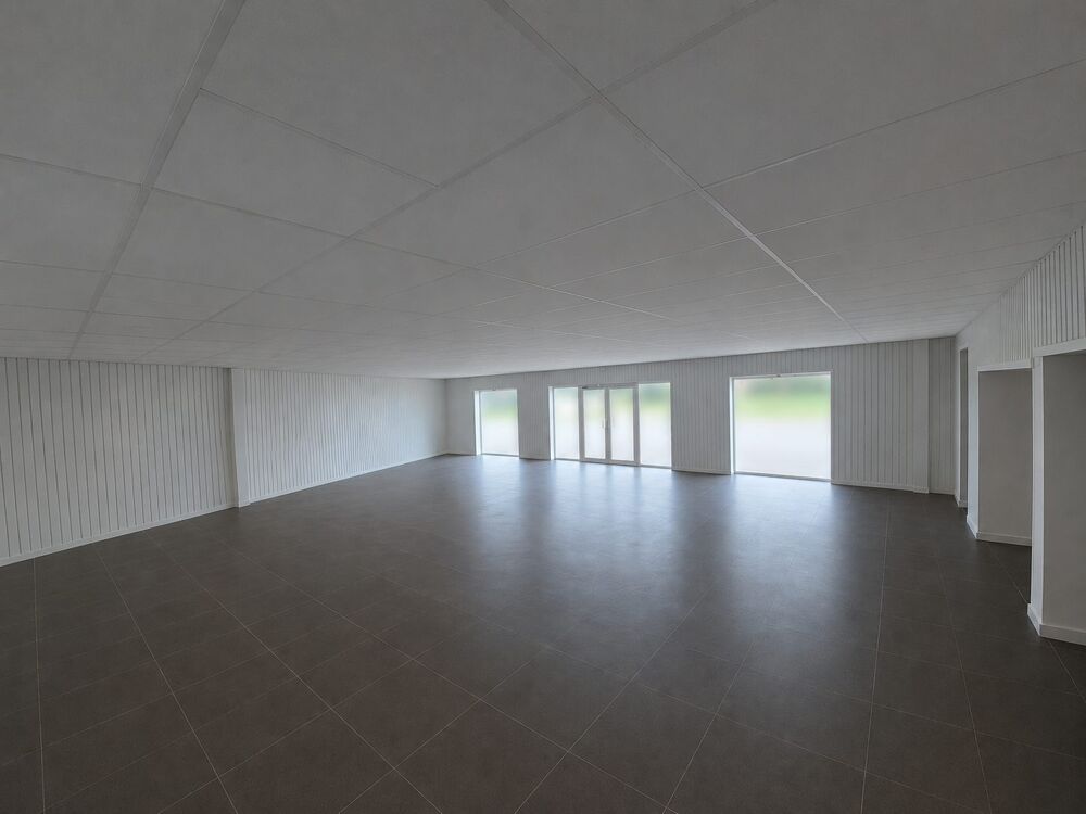   VANNES NORD - Local commercial avec showroom et stockage de 190 