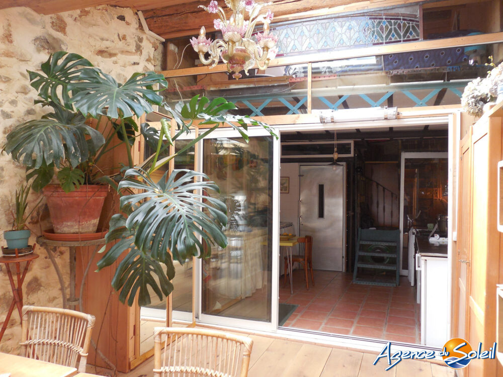 Maison de village en pierres avec balcon