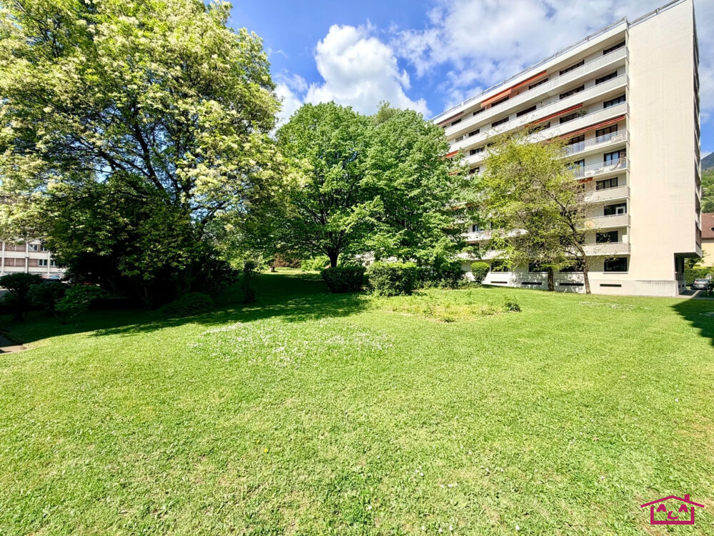 MEYLAN - GRAND APPARTEMENT DONNANT SUR PARC