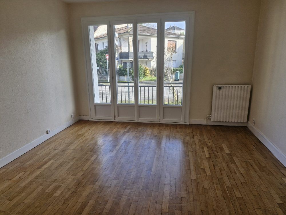 Location d'un T4 de 90m² en rez-de-chaussée avec jardinet à L
