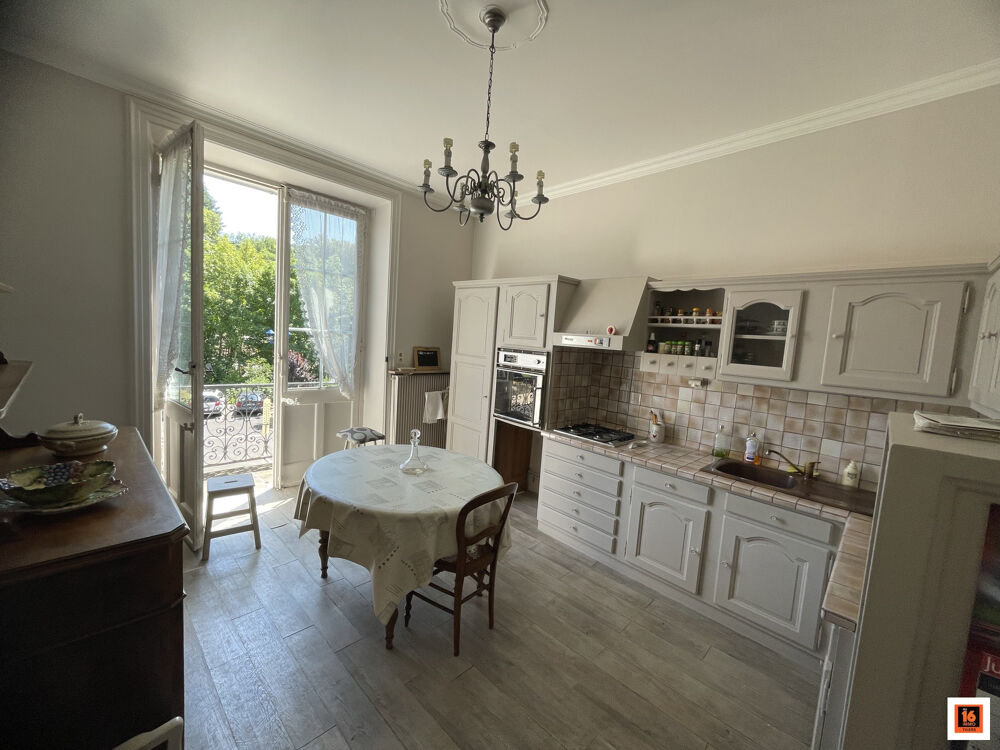 Immeuble comprenant une maison en pierre et du locatif
